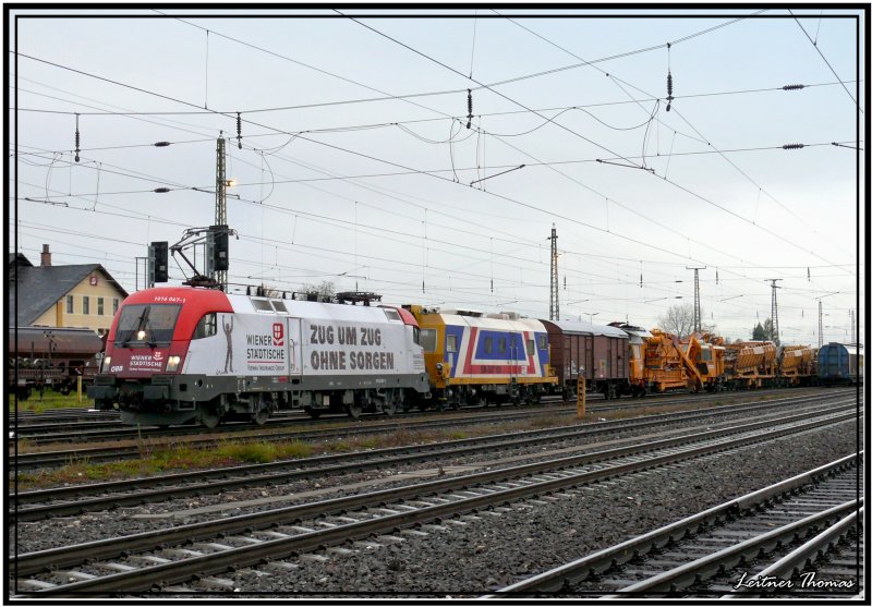 Werbetaurus 1016 047 Wiener Stdtische steht mit einem Bauzug im Bahnhof Knittelfeld.
20.10.2007