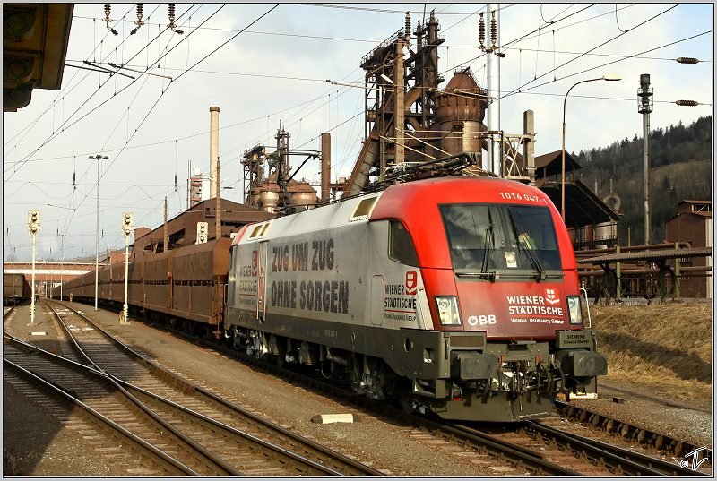 Werbetaurus 1016 047 Wiener Stdtische steht mit Erzzug 47407 vor dem Stahlwerk in Donawitz. Donawitz 15.02.2009