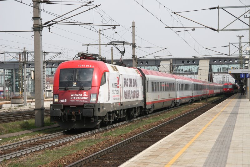 Werbetaurus 1016 047  Wiener Stdtische  vor EC 564 bei der Abfahrt nach Salzburg. Aufgenommen am 31. Mrz 2007 in Wels.
