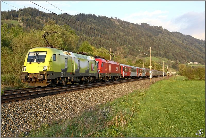 Werbetaurus 1116 033  Telekom Austria  und eine weitere 1116, fahren mit EC 537 Alpen-Adria Universitt Klagenfurt von Wien Sd nach Villach.
Thalheim 30.04.2009