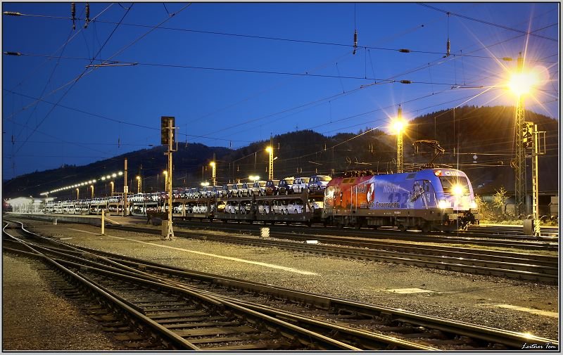Werbetaurus 1116 250 Feuerwehr f�hrt mit G�terzug 46765 von Breclav nach Tarvisio Boscoverde.
Knittelfeld 9.11.2008