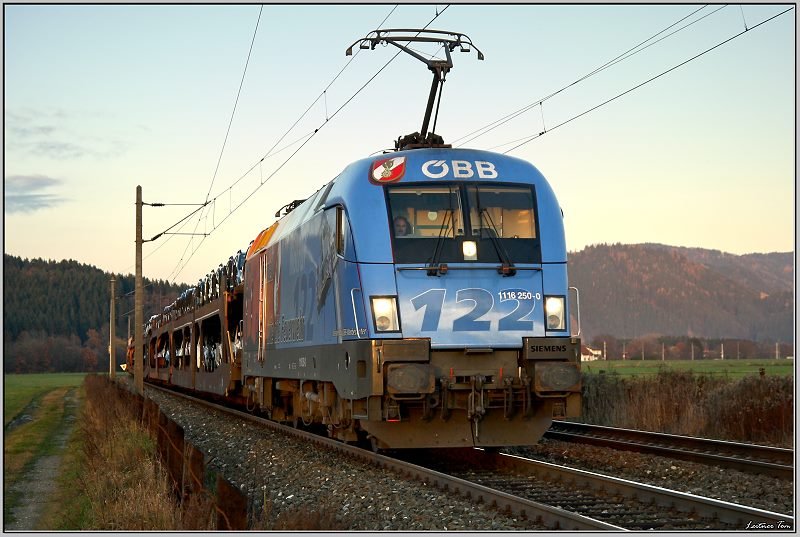 Werbetaurus 1116 250 Feuerwehr fhrt mit Autozug 46765 von Breclav nach Tarvisio Boscoverde. 
St Lorenzen 9.11.2008