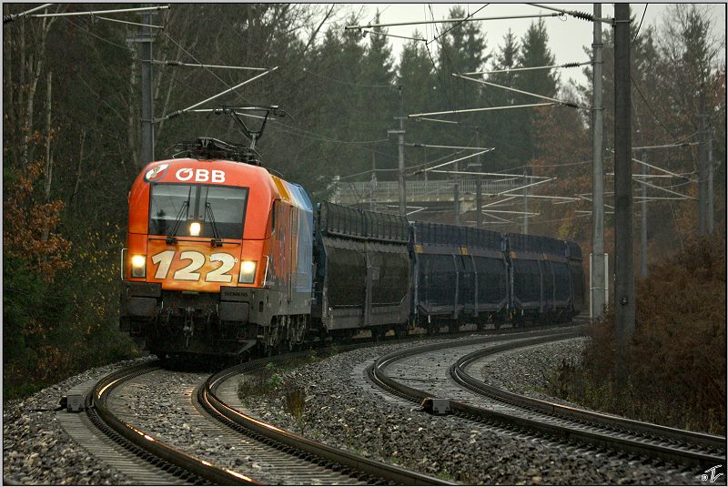 Werbetaurus 1116 250 Feuerwehr mit einem Autoleerzug kurz vor Zeltweg.
8.11.2008