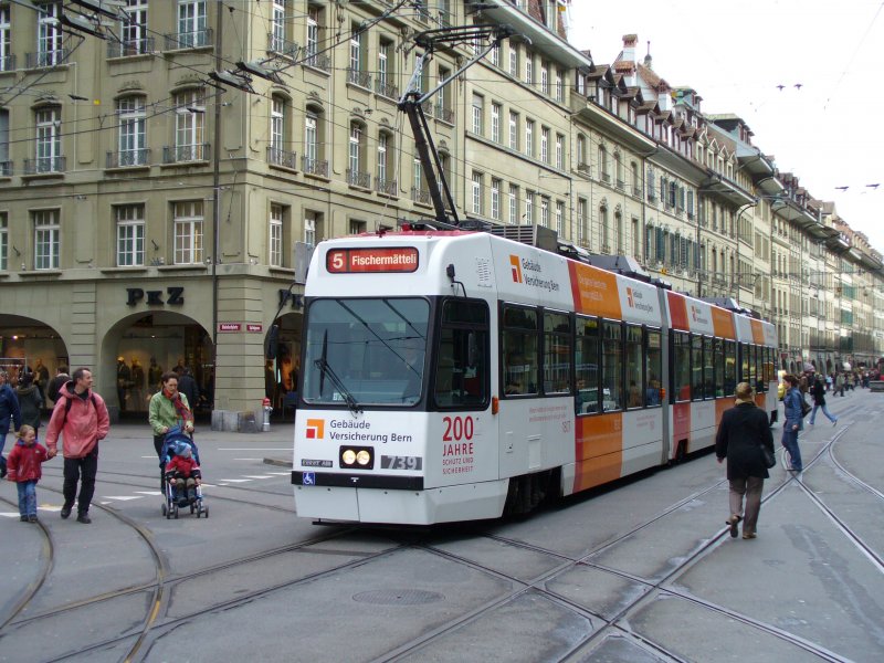 Werbetram Be 4/8 739 in den Gassen von Bern eingeteilt auf der Linie 5 Fischermtteli am 03.03.2007