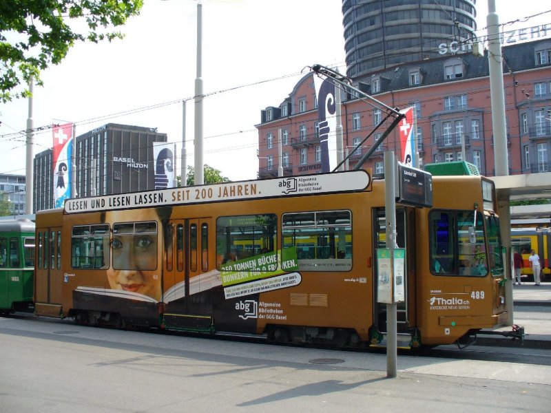 Werbetram fr Bibliotheken in Basel .. Be 4/4  489 bei der Haltestelle Bahnhof SBB am 29.04.2007