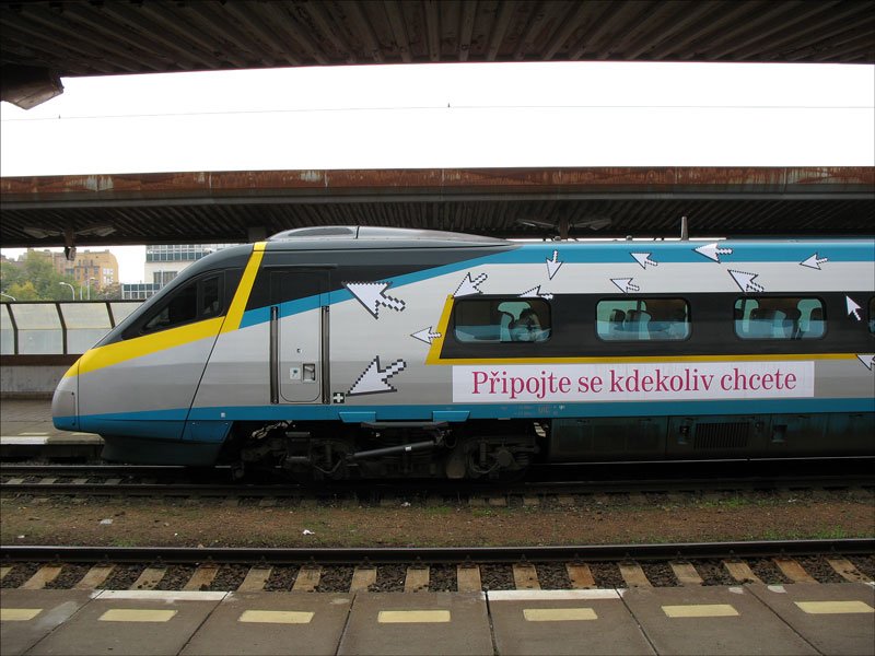 Werbung am Steuerwagen eines Pendolino, der gleich als SC 505 nach Ostrava hl.n. abfahren wird; Praha Holesovice, 6.10.2007
