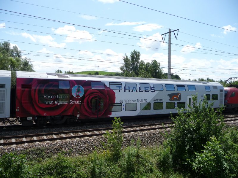 Werbung auf doppelstckigen CityShttle-Wagen gibt's jetzt auch. Als Teil des R 2337 in Richtung Payerbach-Reichenau konnte ich diesen Waggon fotografieren. (09.07.09, kurz vor Wien Leopoldau)