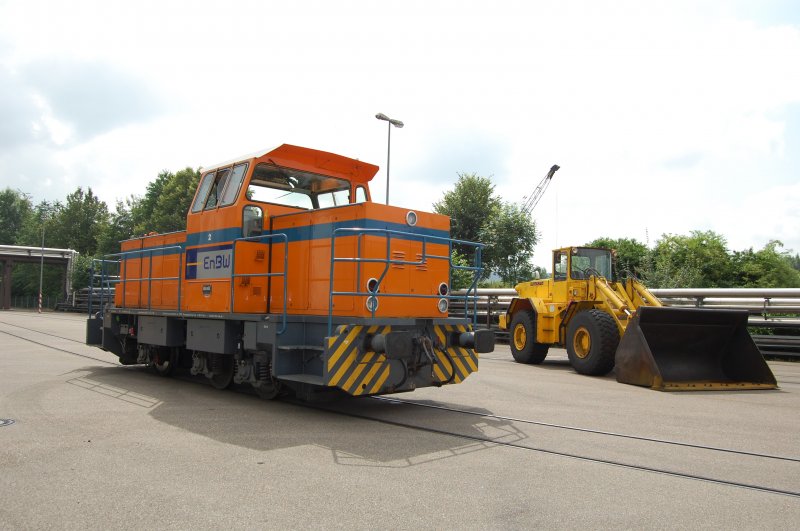 Werklok 2 und Werksradlader eintrchtig nebeneinander beim  Tag der offenen Tr  im Kraftwerk Altbach. Aufgenommen am 28.6.2009.