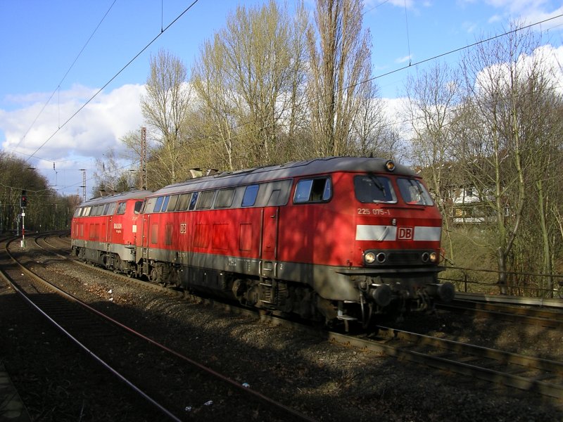 Werktags tglich,gleiche Zeit ,225er Tandem in BO Hamme,
heute die 225 075-1 und 225 008-2 ,auf dem Weg einen GZ abzuholen.(03.03.2008)