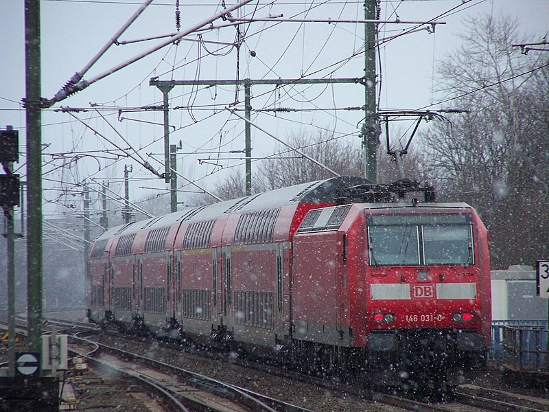 Wesentlich h�rter hat es 146 031-0 getroffen die ihren RE1 bei starkem Schneefall aus D�ren herraus in Richtung Aachen schiebt. 01.02.09