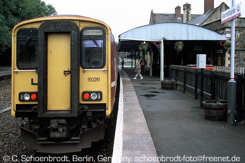  Wessex Trains  150261 im Bahnhof Barnstaple,
April 2007