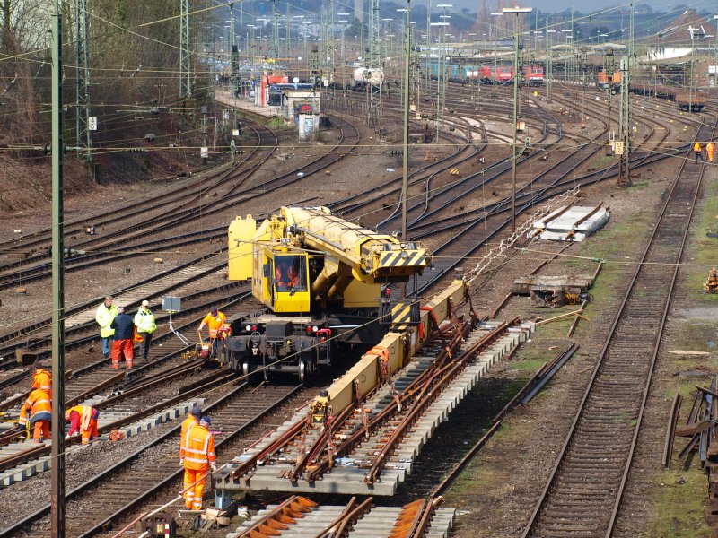 Westbahnhof Aachen am 29.03.2009. 
Ein 125 to. Gleisbauschienenkran KRC 810T der DB Netz AG Instandsetzung hebt eine 32to. schwere Doppelkreutzweiche an. 
