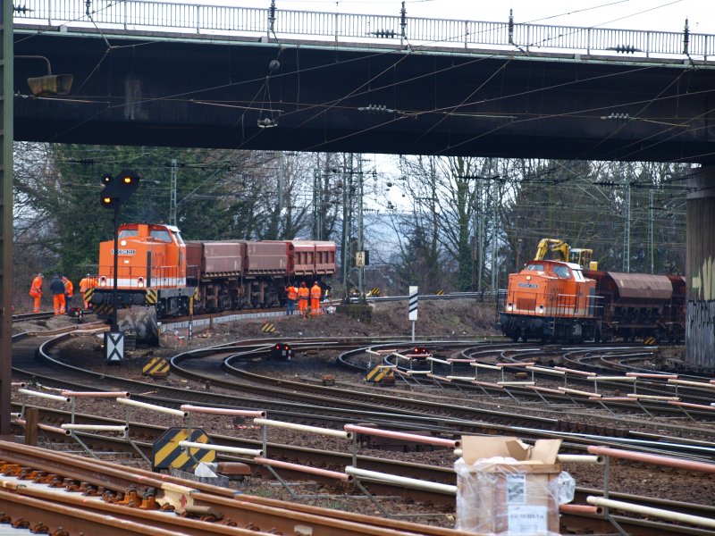 Westbahnhof Aachen. Links steht Locon 211 mit drei Kipper voll Sand. Dort werden zwei Weichen auf der Strecke nach Montzen eingebaut. Rechts kommt Locon 216 mit einem Schotterzug von Aachen HBF.
