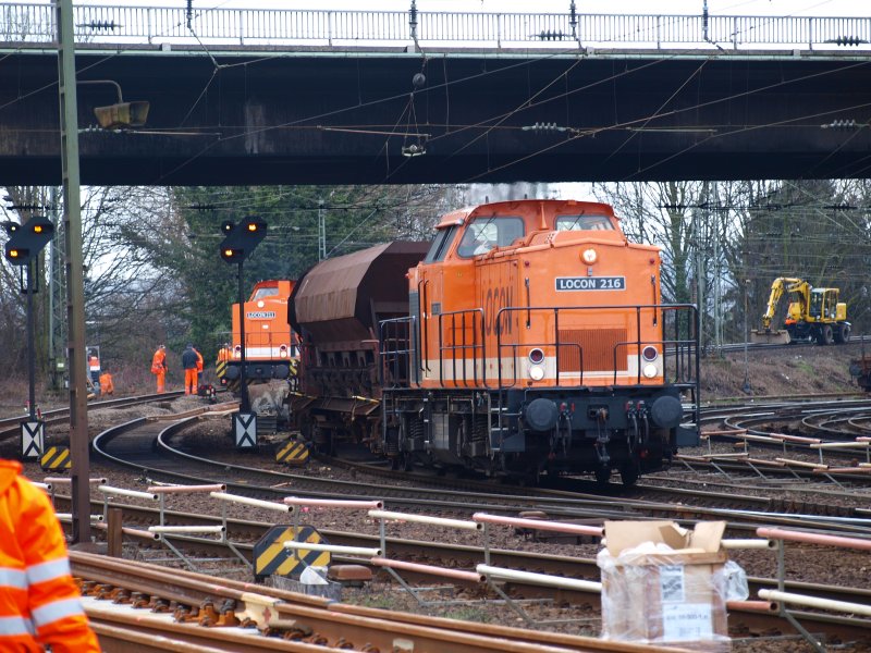 Westbahnhof Aachen. Locon 216 kommt mit einem Schotterzug von Aachen HBF. Im Hintergrund links steht Locon 211 auf der Strecke nach Belgien.Dort werden zwei Weichen eingebaut.Rechts steht noch ein 2Wegebagger.

