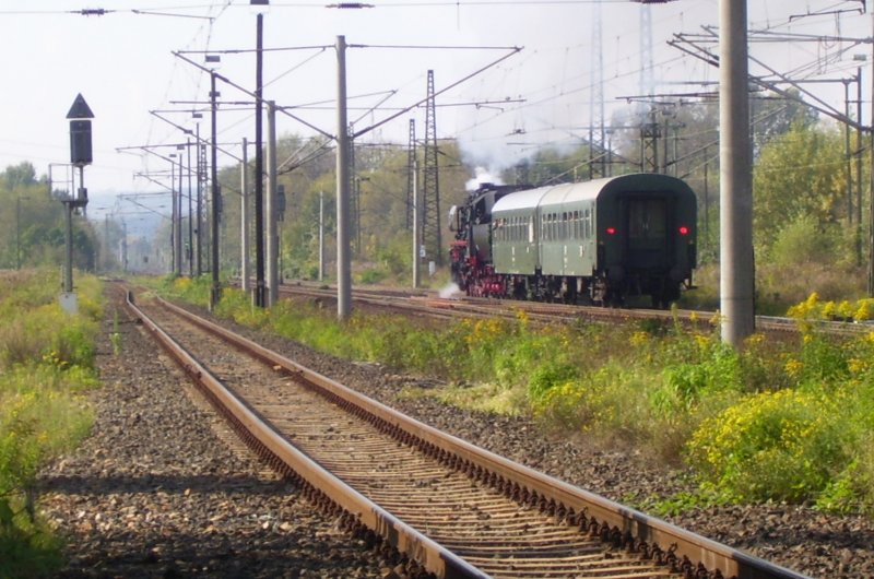 Westliches Gleisvorfeld in Naumburg (Saale) Hbf mit ausfahrendem Sonderzug ber Jena nach Leipzig-Plagwitz; 07.10.2007