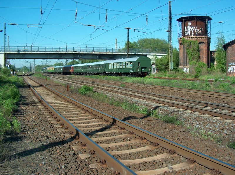 Westliches Gleisvorfeld in Naumburg (Saale) Hbf mit dem alten Wasserturm und der Br�cke der B180; 11.05.2008