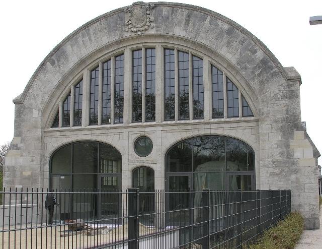Westportal des Kaiserbahnhofs in Potsdam Park Sanssouci am 19.4.2005, erstmals ohne Bauzaun. Hinter der rechten Glaswand erkennt man bei genauerem Hinsehen einen in Noppenfolie eingepackten historischen Reisezugwagen.
