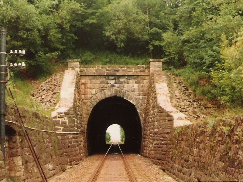 Westportal des Meineringhuser Tunnels, Strecke 3944, Bad Wildungen - Wega(er Mhle) - Korbach - Brilon Wald, aus Richtung Bahnhof Korbach Sd aufgenommen (etwa 1985, vom Bild eingescannt)