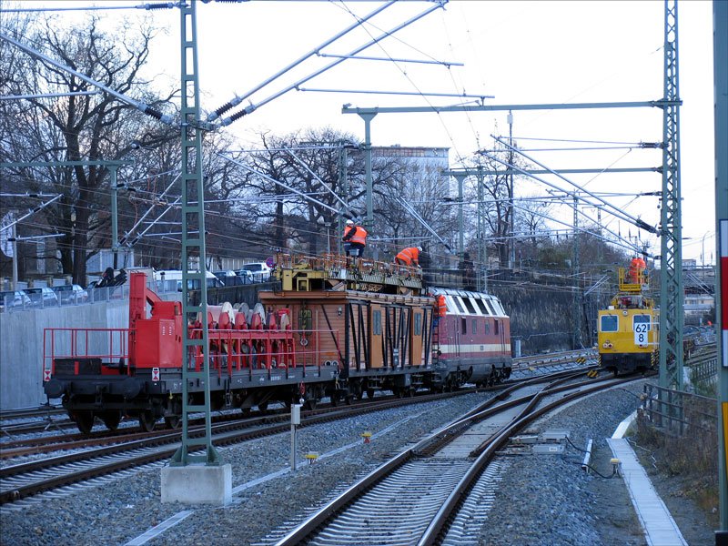Westseite Dresden Hbf.: 5250.05-5 von arco TRANSPORTATION und ein FMW, eingesetzt bei der Montage der Fahrleitung ber den neuen Gleise fr Gterzge; auf dem letzten Wagen sind die Kabelrollen mit dem Kupferdraht; 26.11.2007
