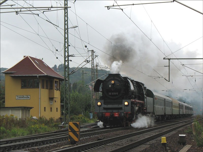 Wetterbedingte Notschlachtung von 35 1019 mit dem LDC-Sonderzug von Cottbus durch das Elbsandsteingebirge nach Decin (Tetschen-Bodenbach); Dresden-Cossebaude, 08.09.2007
