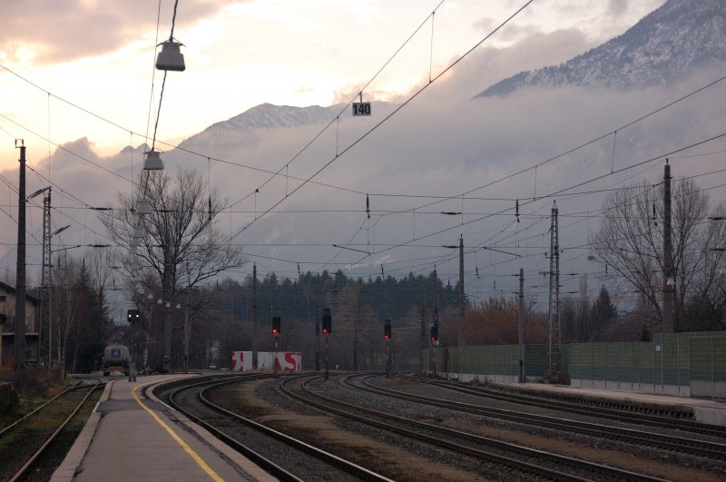 Wetterkapriolen ber Brixlegg (15:05 Uhr, 02.12.2008). Keine Viertelstunde spter trugen die Berge schon  Zuckerguss . Und eine halbe Stunde spter erwischte es dann den Fotografen...