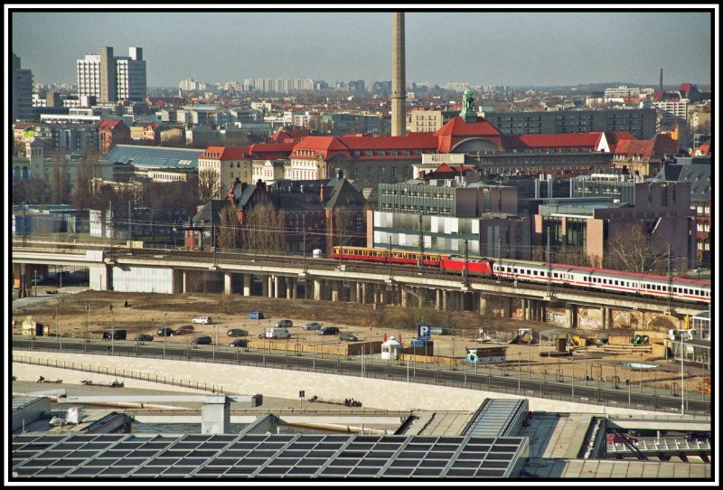 Wettfahrt auf der Stadtbahn: Eine 101 bringt am 27.03.2007 den InterCity 142 von Berlin Ostbahnhof nach Amsterdam Centraal, whrend ein 485er als S9 von Berlin-Schnefeld Flughafen nach Berlin Spandau unterwegs ist.