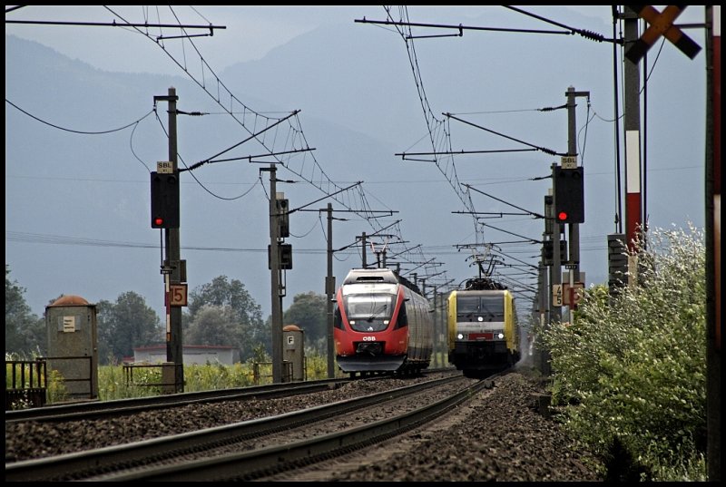 Wettfahrt nach Kufstein zwischen 4024 074 der als R1 (RB 5116), Tefls-Pfaffenhofen - Rosenheim, an der E189 915RT vorbeizieht. (30.07.2009)