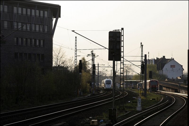 Wettfahrt zwischen ICE-TD 605 nach Hamburg Hbf und einem 474er. Aufgenommen bei der Station Holstenstra�e. (11.04.2009)