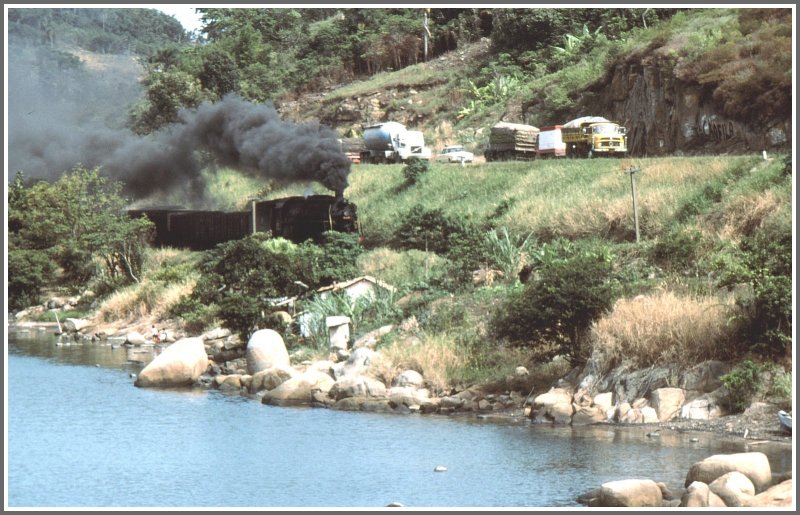 Wettrennen mit Lastwagenkonvoi entlang der Kste bei Lagoa. (Archiv 04/1981)
