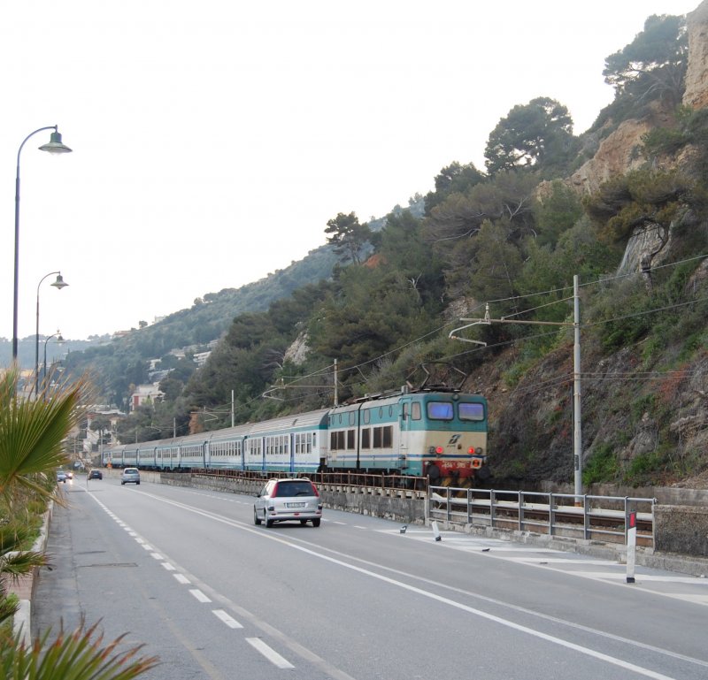 Wettrennen zwischen 656 595 und einem Auto, der Zug liegt vorne...
An der Promenade zwischen Alassio und Laigueglia.
6.4.2009