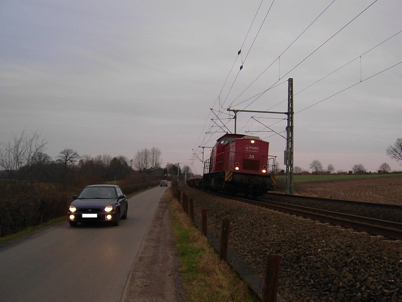 Wettrennen zwischen KFZ und Tfz am 22.01.09 bei Altenfelde. Zusehen ist die Lok 20 der PBSV mit ihrem Containerzug nach AWHO.