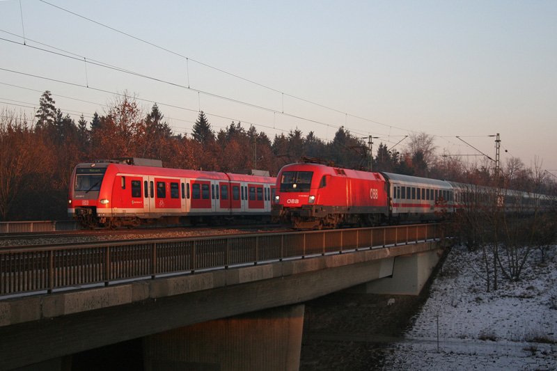 Wettrennen zwischen S-Bahn und EC! 1116 058 mit EC 82 �berholt gerade eine S-Bahn. Aufgenommen am 11.01.2009 zwischen Vaterstetten und Haar (bei M�nchen).