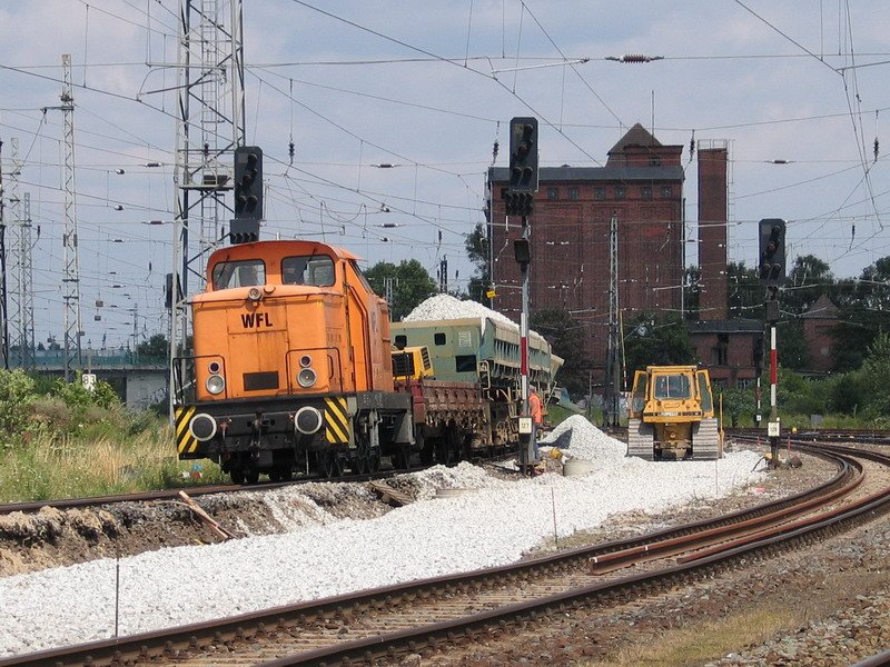 WFL Lok 1 mit Schotterzug im Bahnhof Bad Kleinen bei der Gleiserneuerung. 17.07.2007