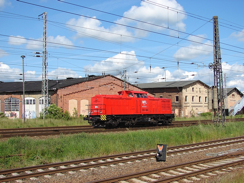 WFL Lok 15 (202 822) bei der Vorbeifahrt am ehemaligen BW Stralsund. (06.06.09)