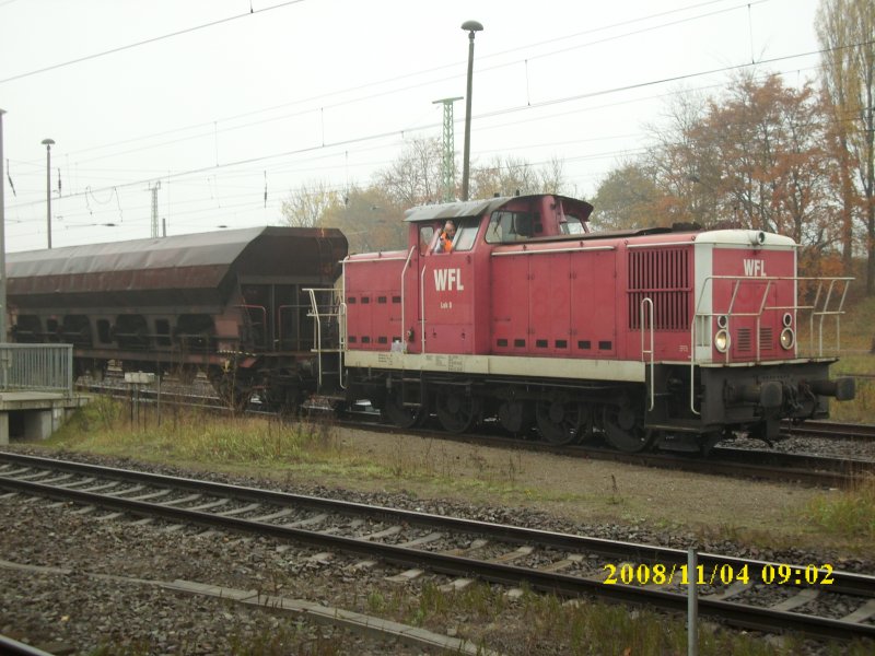 WFL-Lok 8 war am 04.November 2008 frh auf dem Bahnhof Bergen/Rgen beschftigt Schotterwagen bereit zustellen.