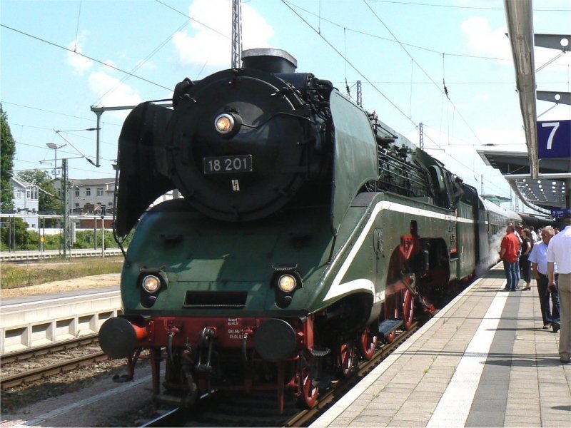 WFL-Sonderzug SDZ92546 mit 18 201 von Dresden nach Rostock am 07.06.2008. Hier kurz nach der Ankunft in Rostock HBf.