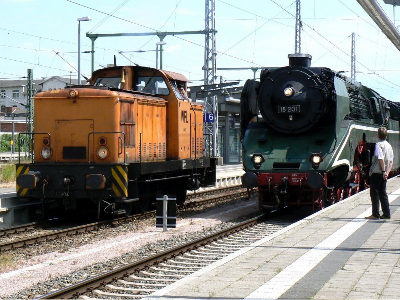 WFL-Sonderzug SDZ92546 mit 18 201 von Dresden nach Rostock am 07.06.2008. Lok 3 der WFL beim umfahren des Zuges. 