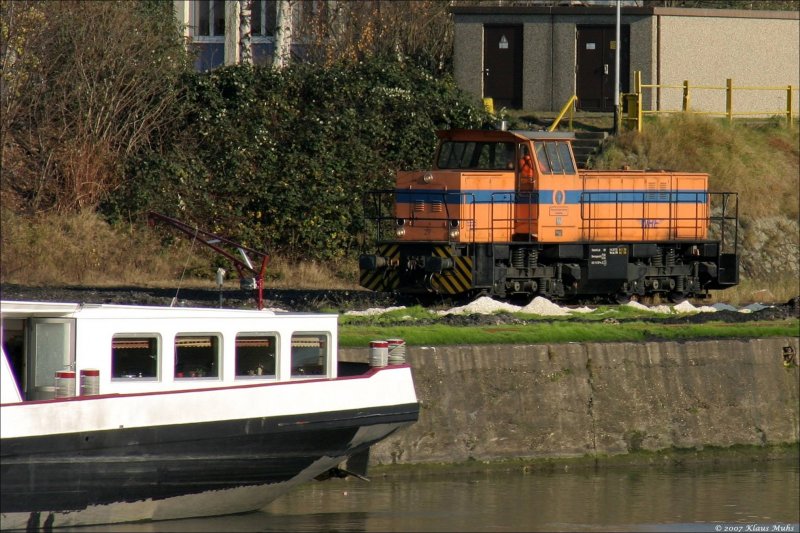 WHE 27 fhrt in Wanne-Westhafen ein, um 3 Uacs nach Umverladung der Ladung von der Schiene aufs Wasser abzuholen.  22.11.2007
