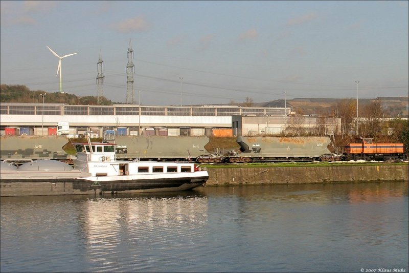 WHE 27 verlt mit 3 Silowagen (Uacs) den Westhafen in Wanne-Eickel.  22.11.2007