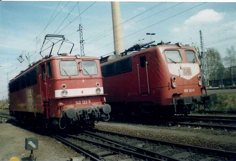 Whrend die 150 142 abgestellt ist fhrt die 142 123 in die Einsatzstelle Berlin Pankow.