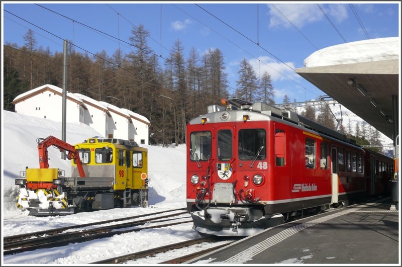 Wider Erwarten schn hat sich das kleine Zwischenhoch entwickelt und das Engadin empfing mich mit viel Sonnenschein. Whrend der Tm 2/2 98 immer noch mit der Schneerumung beschftigt war, wartete R1617 mit ABe 4/4 II 48 auf die Abfahrtszeit Richtung Berninapass. (10.03.2009)
