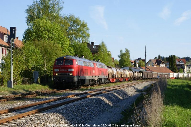 Widerum kurze Zeit spter folge das erste 225er Prchen.
Hier rollen 225 030 und 225 032 mit 43190 Lindau-Reutin entgegen.
Oberreitnau 25.04.09
