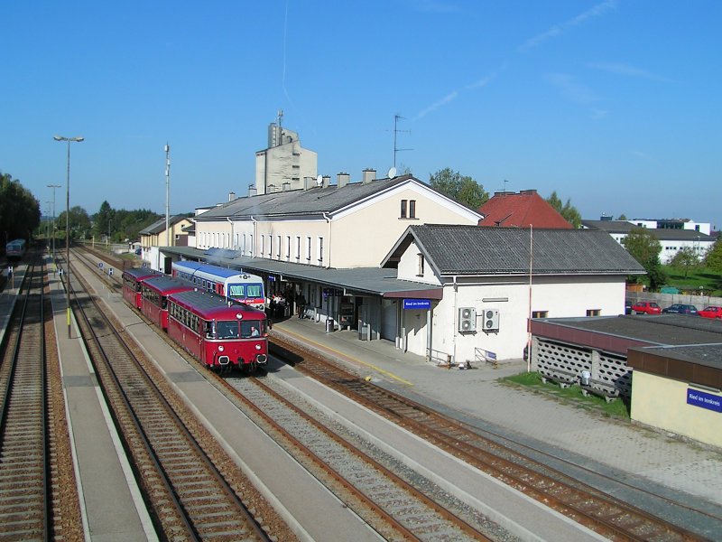 Wie in alten Zeiten, als noch die Uerdinger Triebwagen den Personenverkehr auf der Innkreisbahn abwickelten; PEF-Triebwagen-Garnitur798/998 am Weg nach Ampflwang;091004