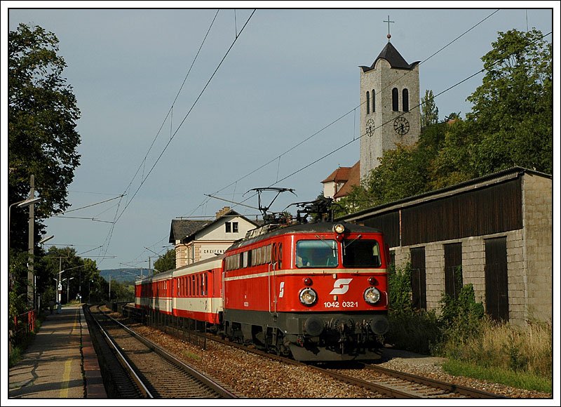 Wie in alten Zeiten. R 2166 von Wien Franz Josefs Bahnhof nach Sigmundsherberg war am 18.8.2007 mit 1042 032 bespannt. Die Aufnahme entstand bei der Durchfahrt in Greifenstein-Altenberg.