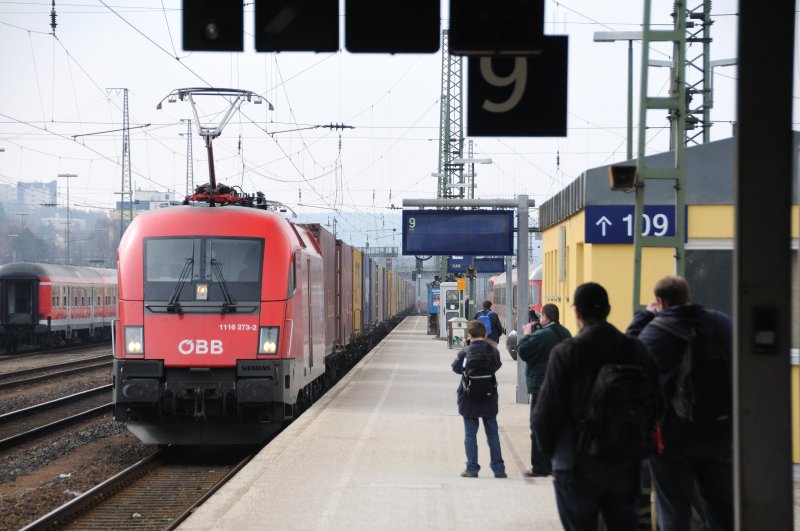 Wie an einer Perlenkette aufgereiht stehen die Fotografen beim Bahnbilder-Treffen in Regensburg um 1116 273-2 auf Chip zu bannen. (14.03.09).