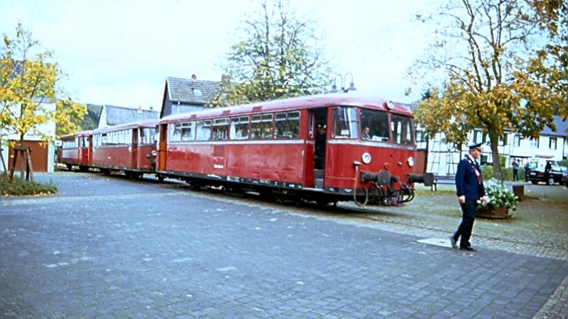 Wie anno dunnemals - der Zugfhrer luft das rote Fhnchen schwenkend vor dem Zug her, mitten durch Olef in der schnen Eifel. Die Fahrt fand am 03. Mrz 1996 statt. (gescanntes Dia)