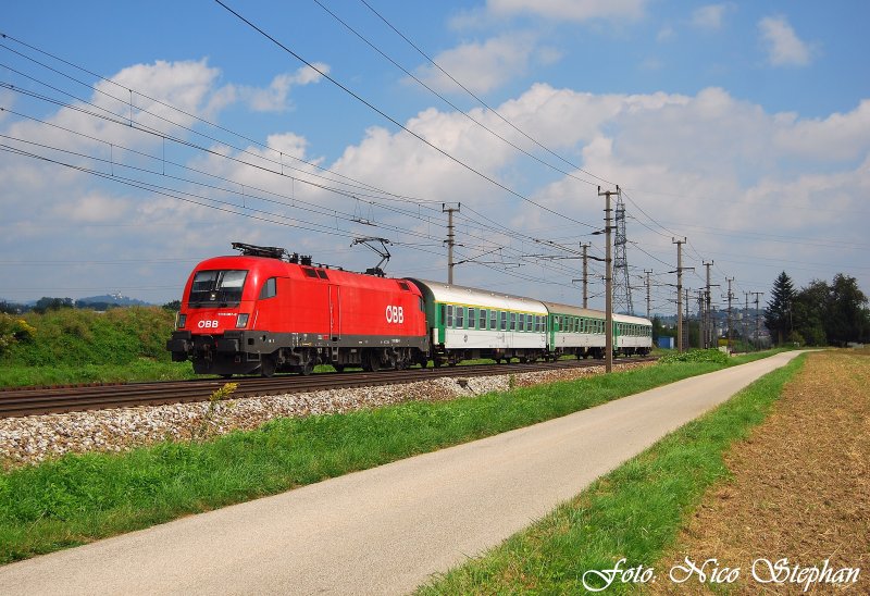 Wie auf einer Modellbahn:1116 067-8 mit dem modellbahntauglichen  EC 101  Jose Plecnik  Praha hl.n. - Salzburg Hbf. in herrlichster Modellbahnlandschaft,Pasching (sterreichurlaub 18.08.09)