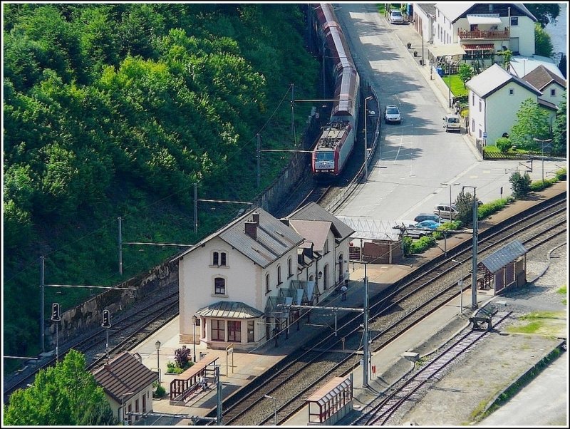 Wie auf einer Modellbahnanlage sieht der Bahnhof von Kautenbach mit der einfahrenden RB Wiltz-Luxemburg aus, wenn man 390 Meter in die Hhe steigt. Das Bild wurde am Aussichtspunkt  Hockslay  am 24.05.09 aufgenommen. (Jeanny)  