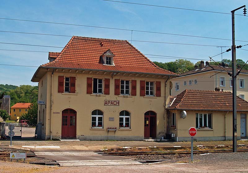 Wie ausgestorben ist das Gelnde des deutsch-franzsischen Grenzbahnhofs Apach in der Mittagshitze des 10.06.2006, und es geht offensichtlich auch ohne teure Unterfhrungen zu den Gleisen.