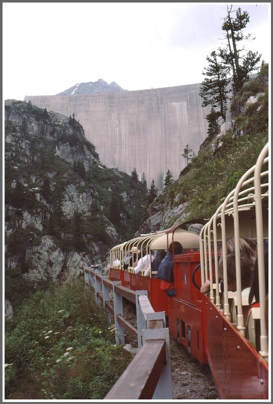 Wie bei der MOB ist hier die Lok in der Mitte des Zuges eingeteilt. Im Hintergrund die Staumauer des Lac d`Emosson. (Archiv 08/77)